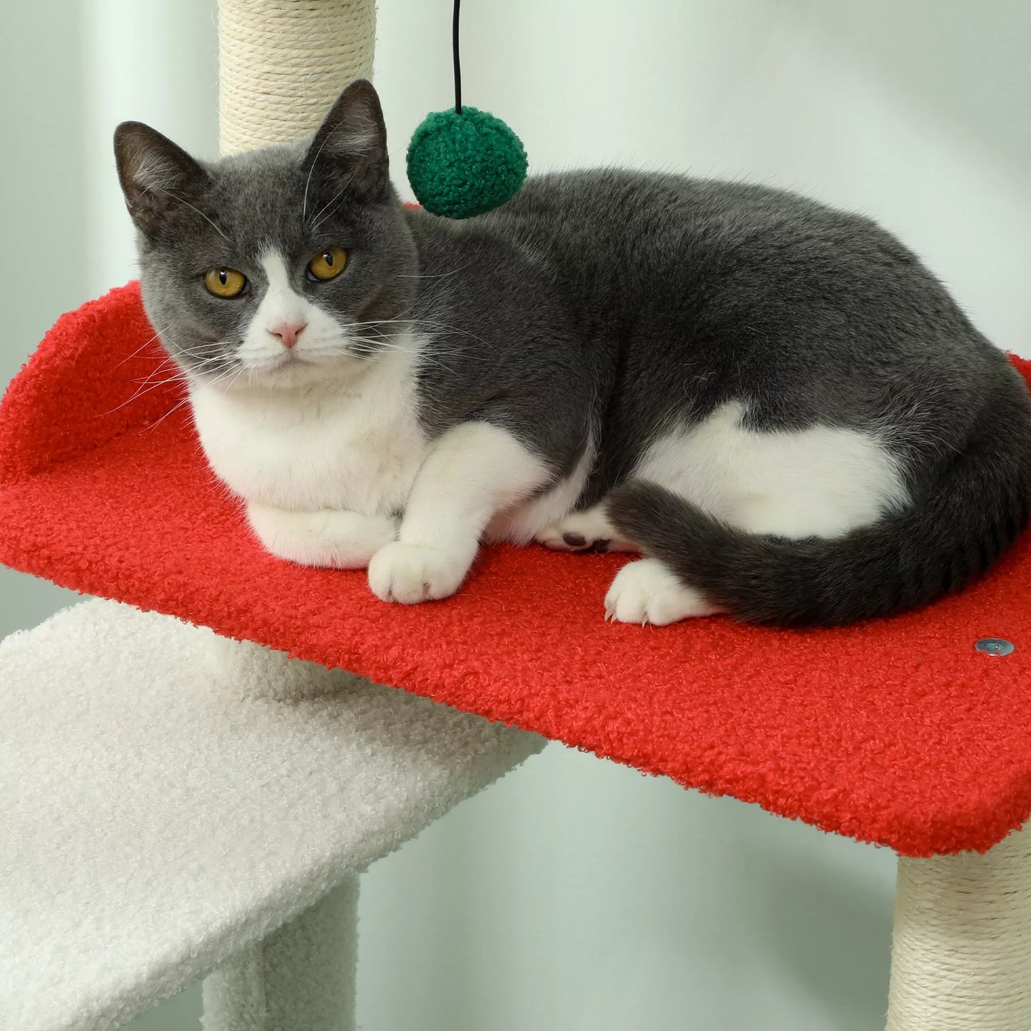 135 cm kačių draskyklė Kalėdinėmis spalvomis su kate lova, kate nameliu, draskomuoju stulpu, šokinėjimo platformomis, žaisliniais kamuoliukais
