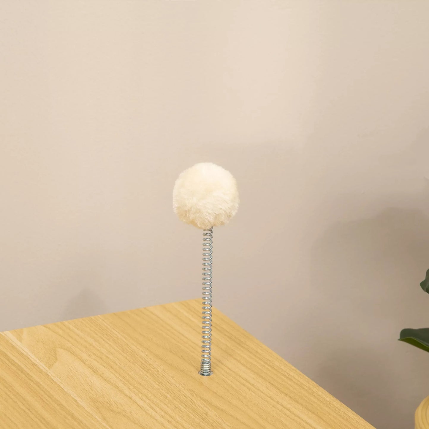 Katės namelis TV dizaino, su žaislu, skalbiama pagalvėle, 50 cm x 28 cm x 43 cm, Ąžuolas + smėlio + baltos spalvos