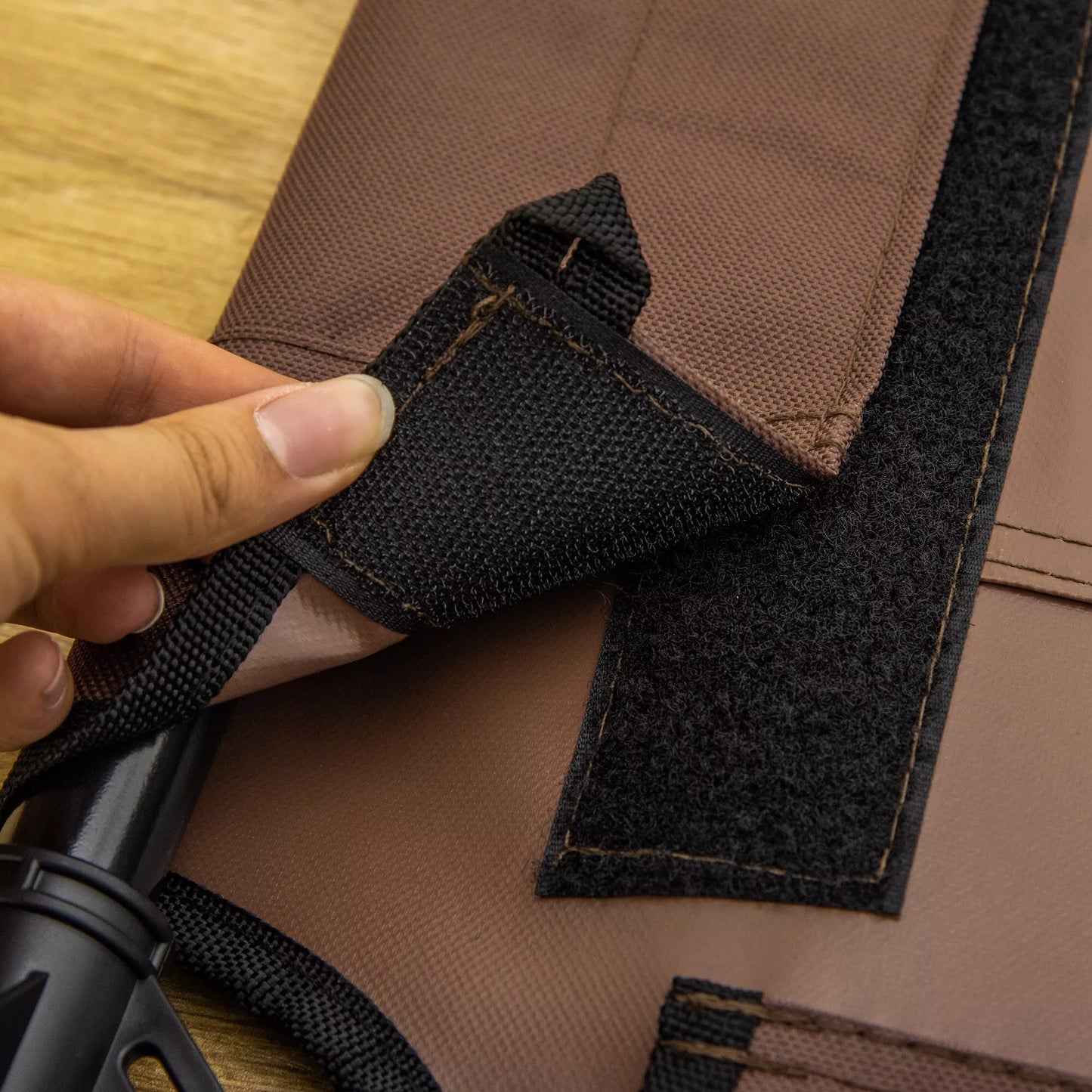 Lauko šunų gultas, Vėsinanti augintinio gulimoji vieta dideliems šunims, Paaukštinta šunų lova poilsiui su tvirtu metaliniu rėmu, Atsparus kvėpuojantis tinklelis sodui lauke, 92 x 76 x 18 cm, Kavos rudumo