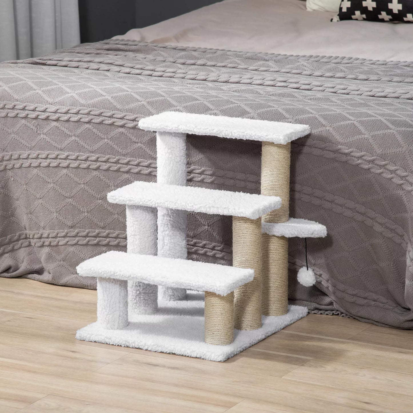 3 pakāpienu mājdzīvnieku kāpnes ar skrāpējamiem stabiem un bumbu, kaķiem līdz 5 kg, suņiem, plīša, džutas, baltas, 45 x 40 x 48 cm
