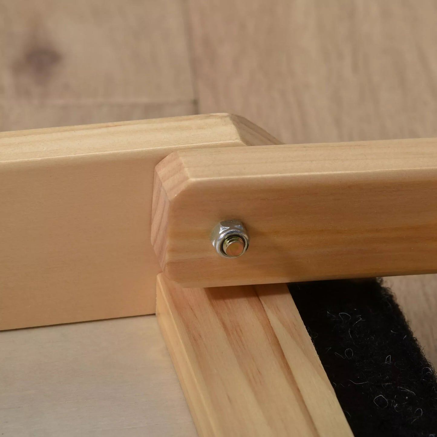 Regulējama suņu rampa ar neslīdošu paklājiņu lieliem suņiem. Materiāls: priedes koks, poliesters. Krāsa: melna + dabīgs koks. Izmēri: 90 cm garums x 40 cm platums x 61 cm augstums.