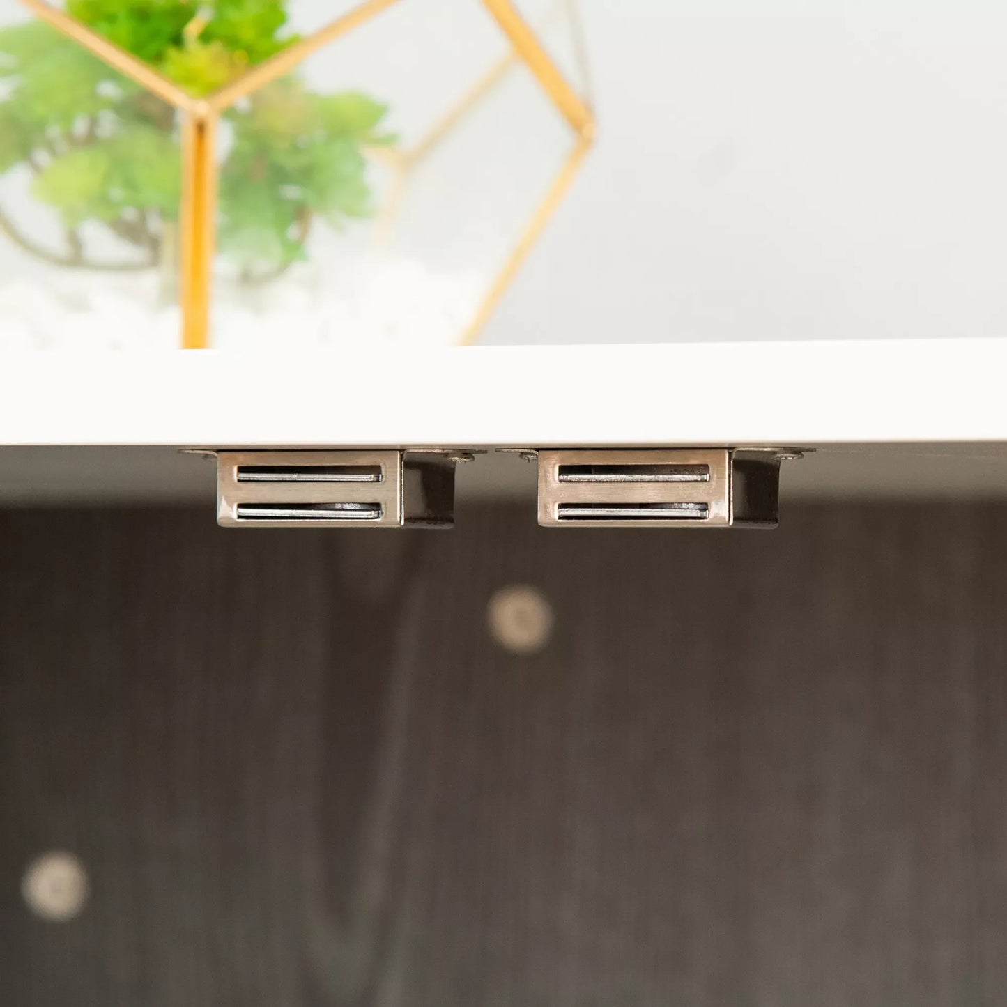 Transportinė dėžė vidutinio dydžio ir mažiems šunims, užrakinama. Medžio plokštės, plieno. Pilka + balta