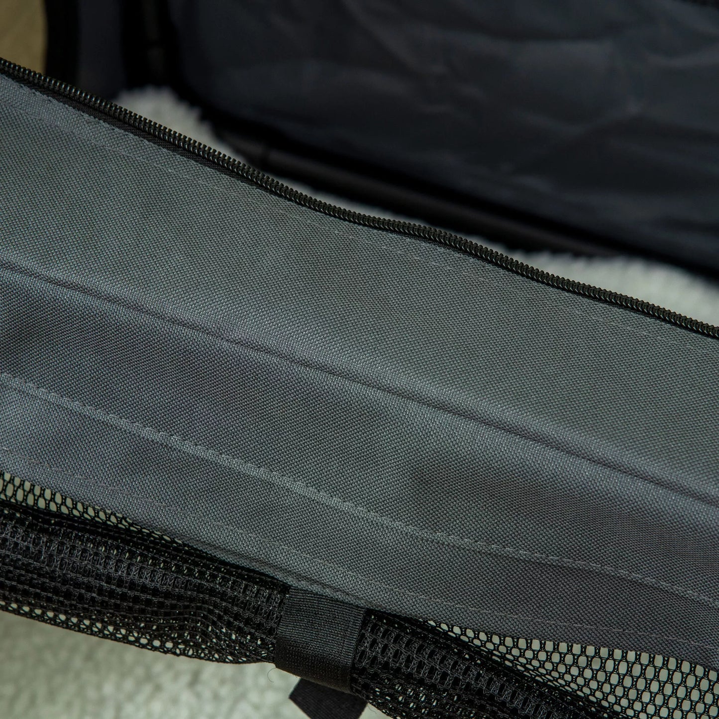 Transportavimo dėžė, sulankstoma, 3 įėjimai, vidinis pagalvėlė, skirta šunims ir katėms iki 4 kg/40 cm, pilka