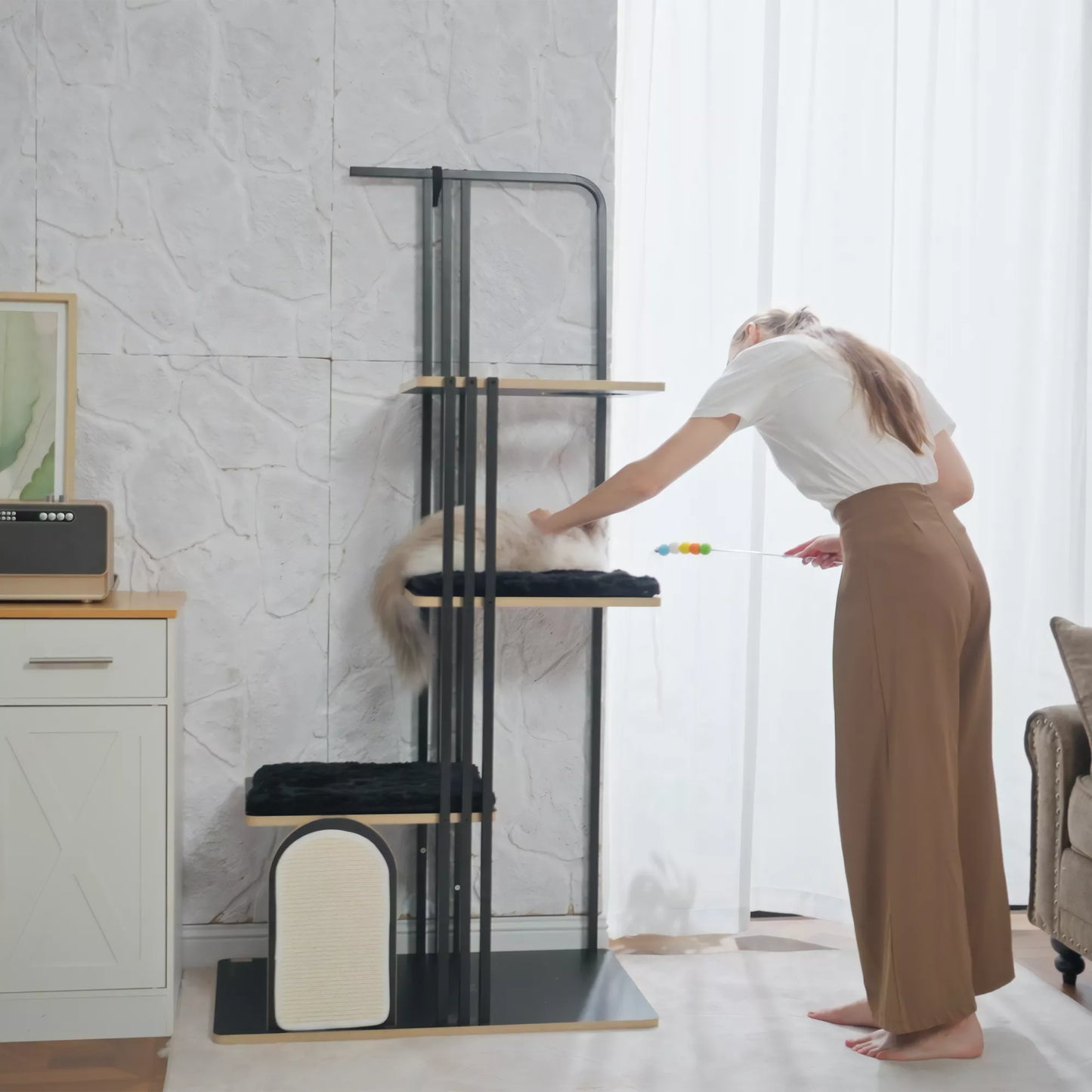 Kaķu māja, industriāls dizains, 3 platformas, 2 guļampapīri, skrāpējamā siena, tērauda rāmis, melna, 85 x 48 x 170 cm