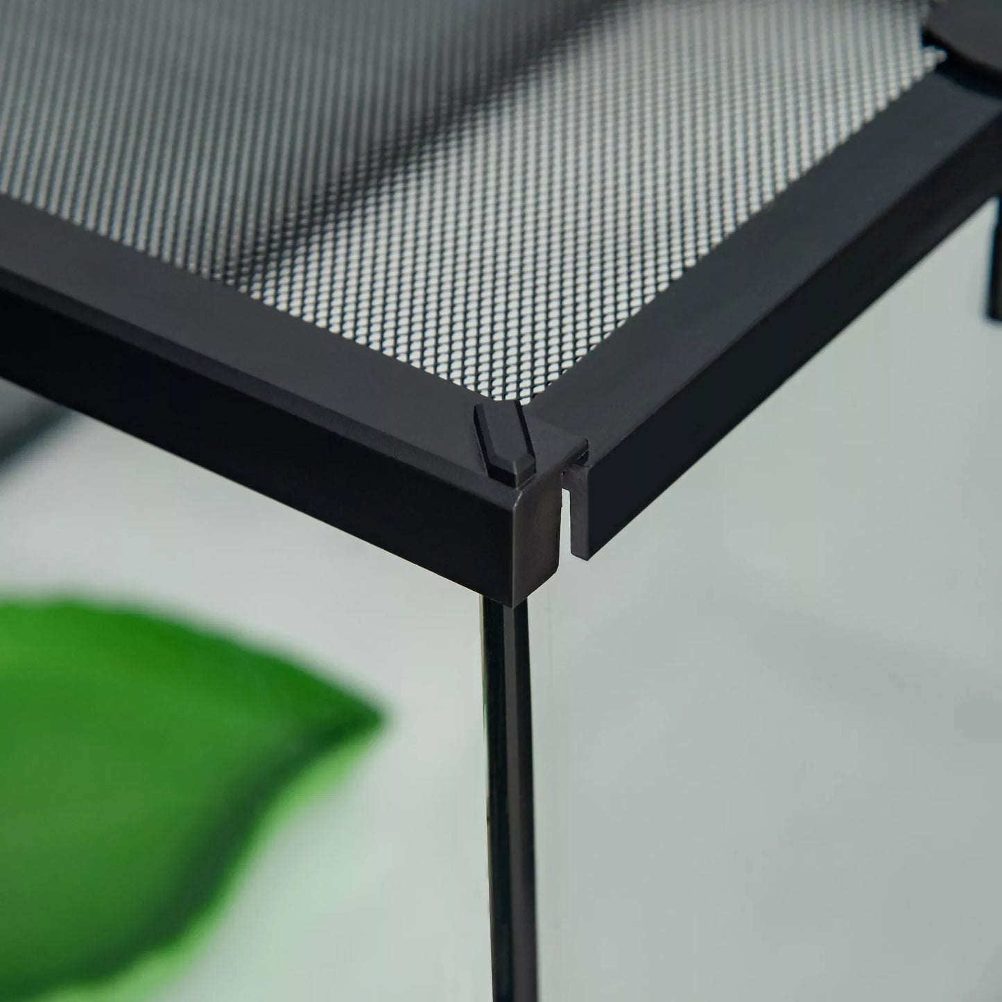 Terārijs rāpuļiem, ar termometru sloksnītēm, barošanas durtiņām, 50 cm x 30 cm x 25 cm, stikls + metāls, melns