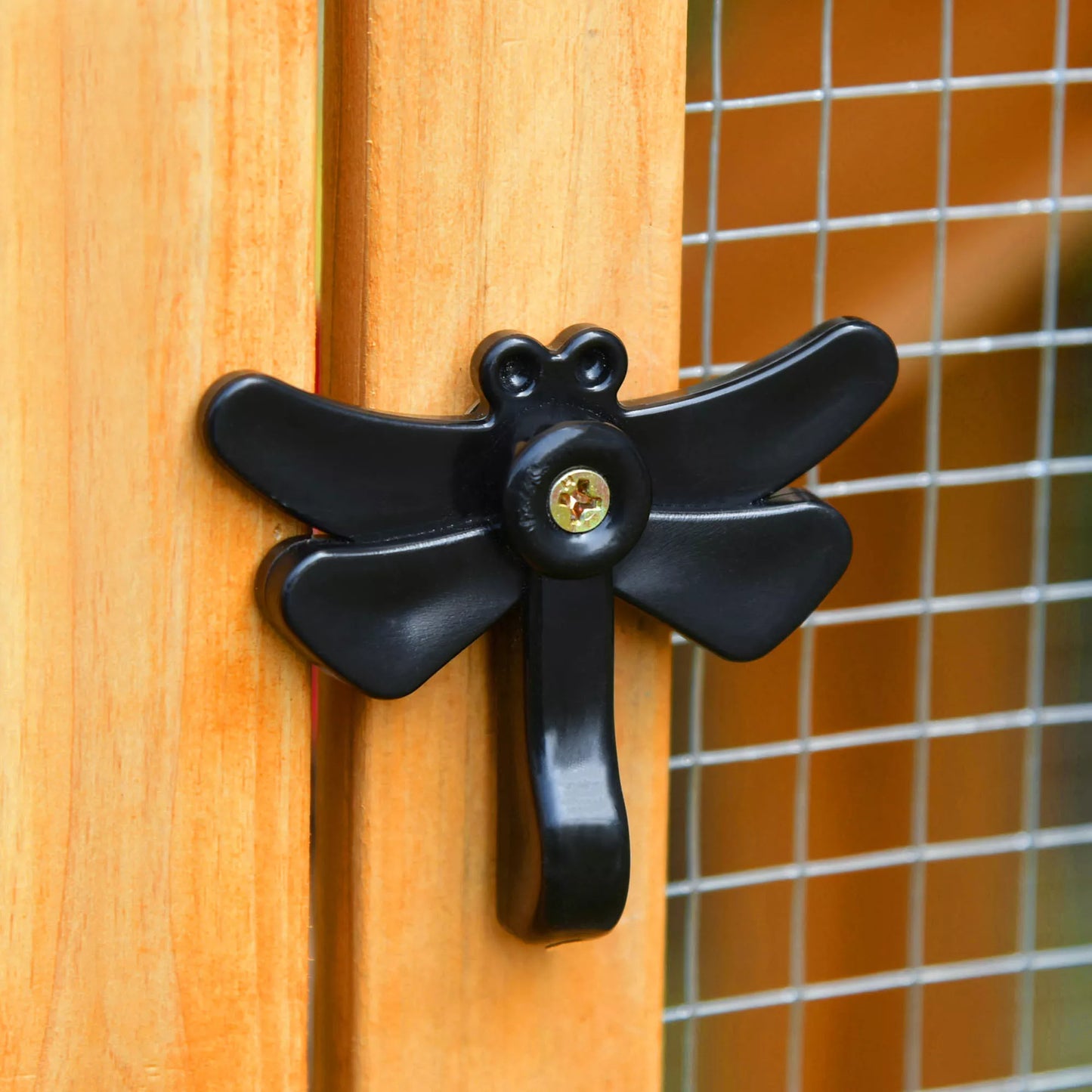 Pundurvistu kūts ar voljēru un ligzdošanas zonu. Laikapstākļiem izturīga, no lakota egles koka, asfalta jumts. Krāsas: dabīga un zaļa.