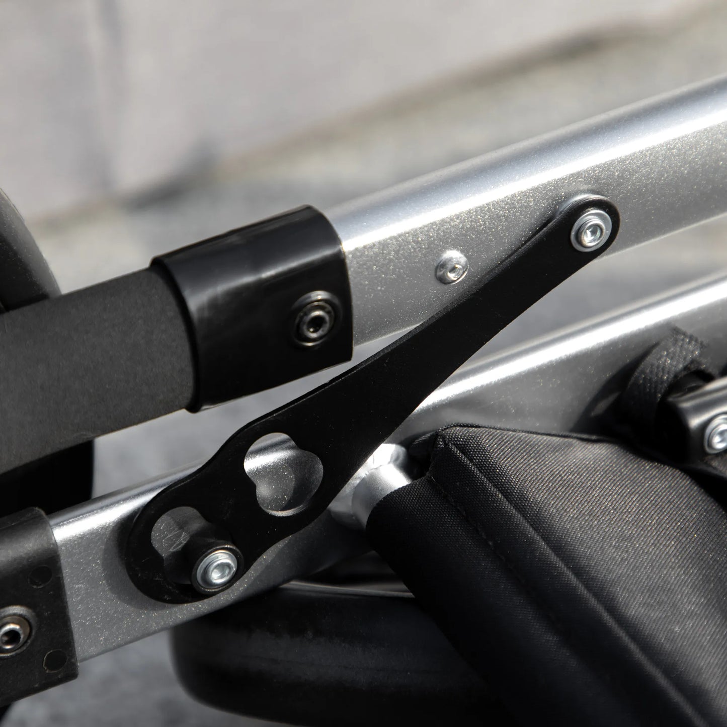 Suņu ratiņi līdz 10 kg, saliekami, ar rokturi un apakšējo grozu, 83 cm x 58 cm x 102 cm, gaiši pelēki