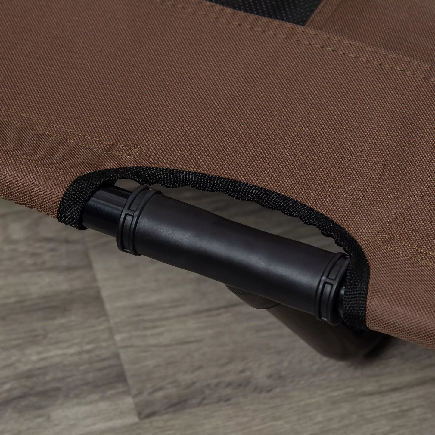 Salokāma suņu gulta āra lietošanai ar paceltu statīvu, 122 cm x 92 cm x 23 cm, kafijas brūna + melna