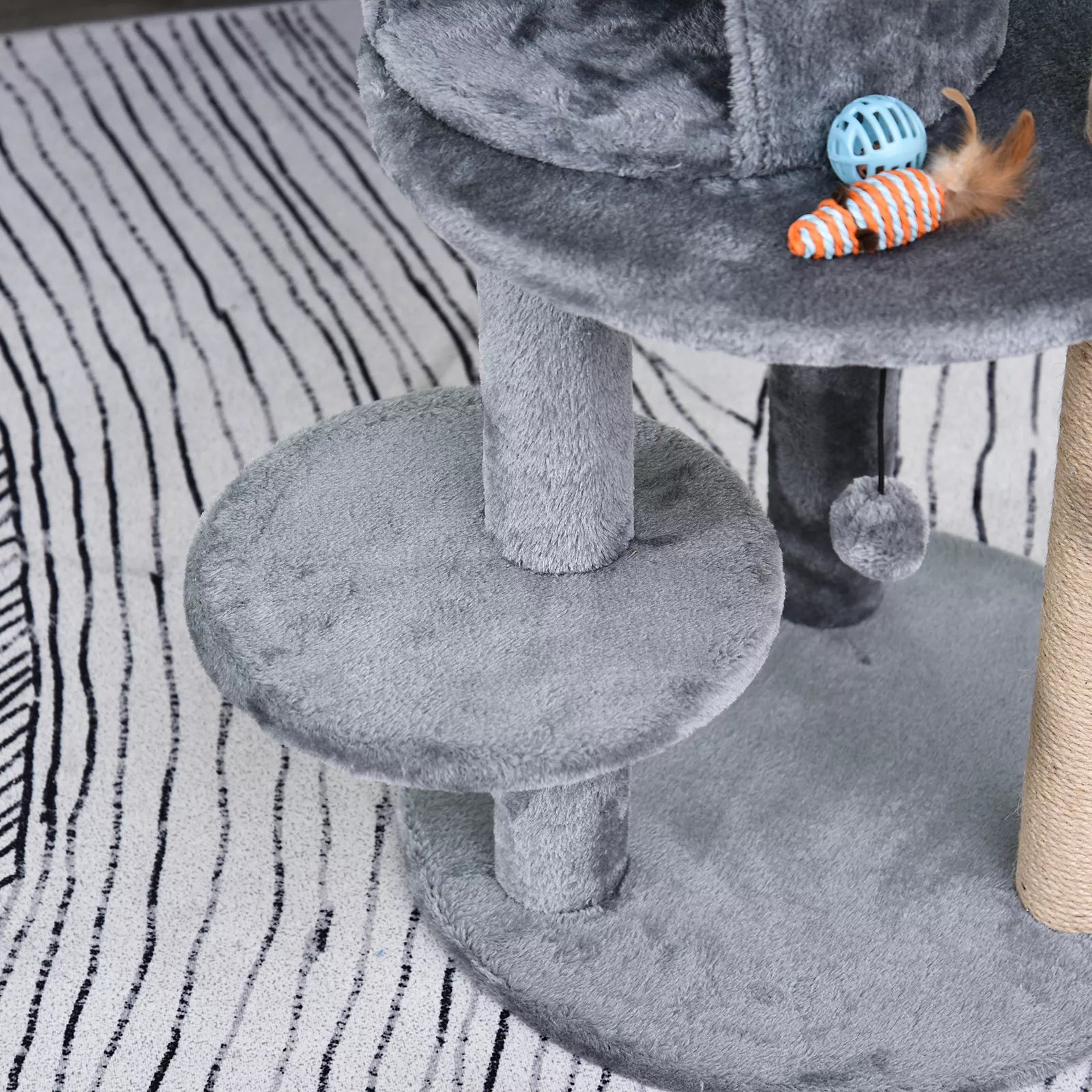 4 stāvu kaķu māja ar alu, mājiņu, rotaļlietām, sēdēšanas platformu, sizala stabu un skrāpēšanas stabu, liela, stabila, grezna, pelēka, izgatavota no sizala un plīša, 48x48x104 cm
