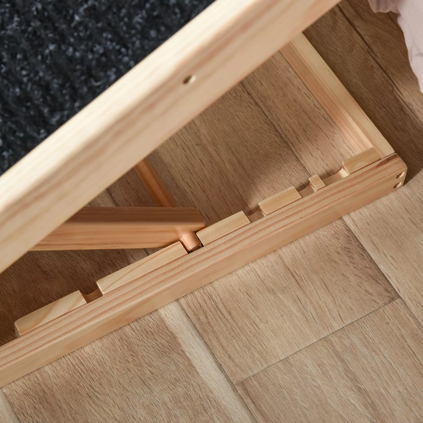 Regulējama suņu rampa ar neslīdošu paklājiņu lieliem suņiem. Materiāls: priedes koks, poliesters. Krāsa: melna + dabīgs koks. Izmēri: 90 cm garums x 40 cm platums x 61 cm augstums.