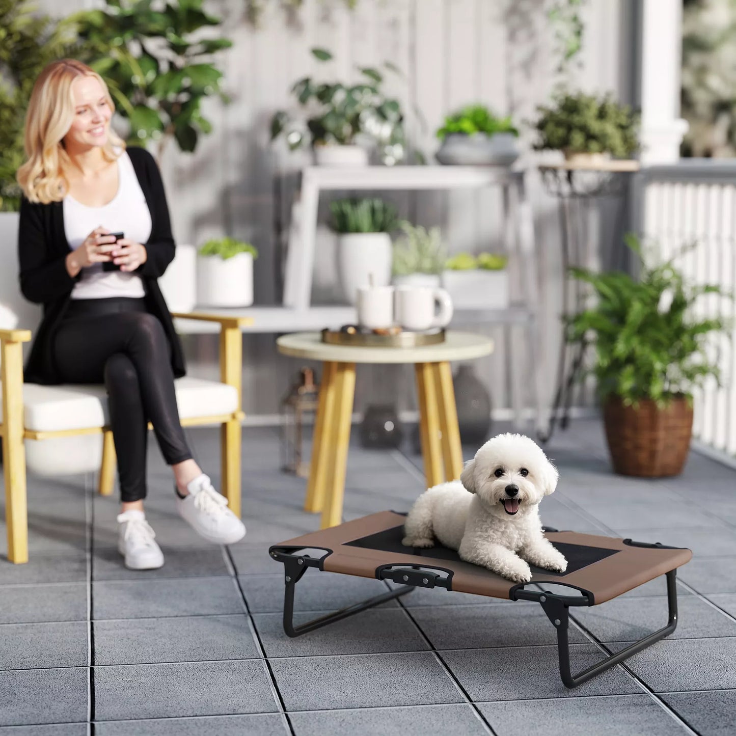 Paaugstināta saliekama suņu gulta, āra mājdzīvnieku gulta ar sieta dizainu, kafijas krāsas oksfordas audums, 75 x 51 x 18 cm